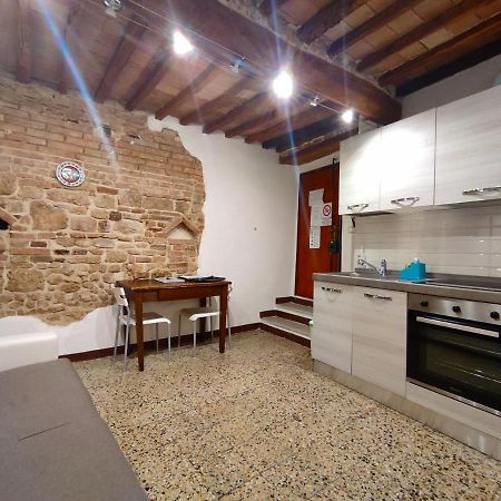 Апартаменты Casa Vicolo Delle Chiavi Поджибонси Экстерьер фото